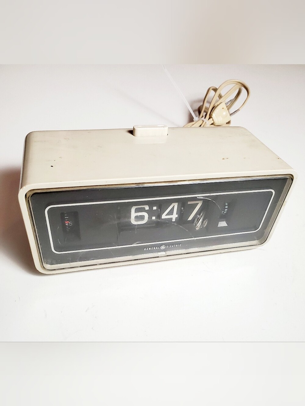Vintage GE General Electric 81262 Beige Rolling Flip Alarm Clock (Working)